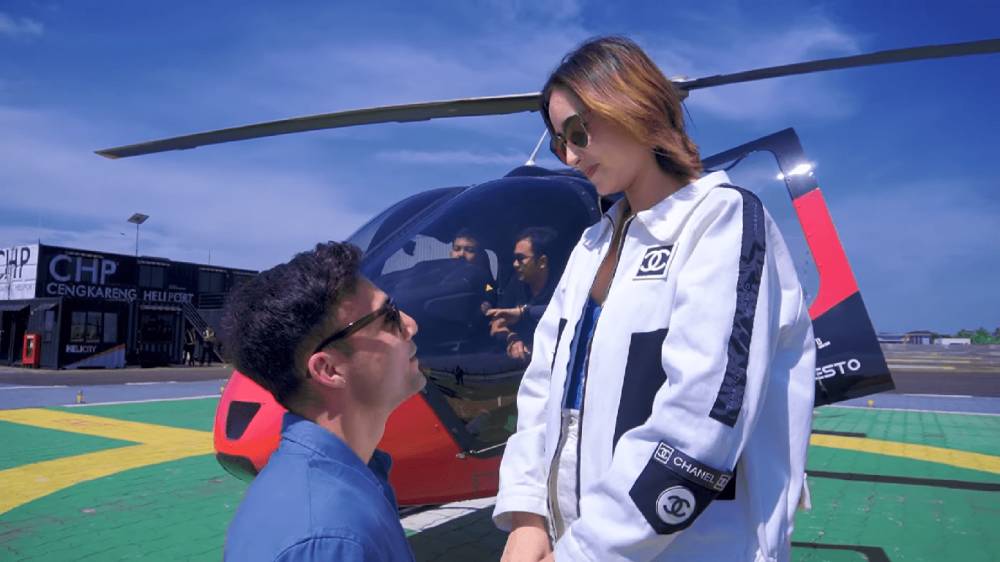 potret lamaran Indra Brotolaras dan Laura Theux (dok.YouTube/ Laura Theux dan Indra Brotolaras Official)