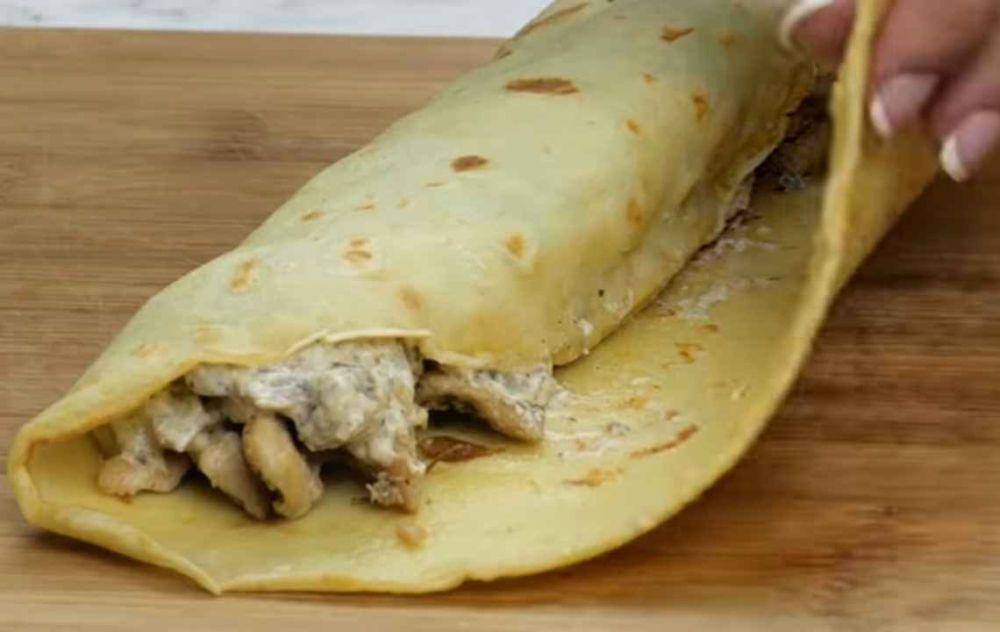 ilustrasi gulung crepes (youtube.com/Food Fusion)