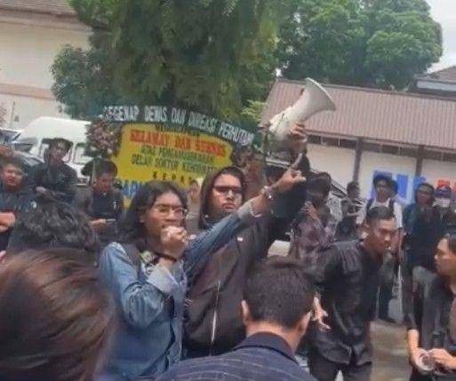 Demontrasi menolak gelar kehormatan untuk Erick Thohir. (IDN Times/Rizal Adhi Pratama)