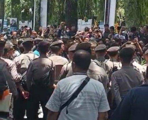 Demontrasi penolakan gelar kehormatan untuk Erick Thohir. (IDN Times/Rizal Adhi Pratama)