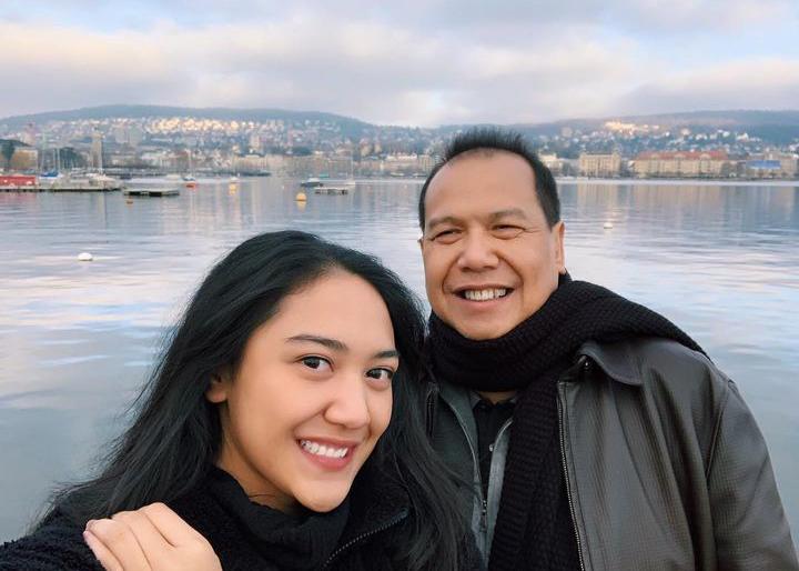 9 Potret Kedekatan Putri Tanjung dengan Sang Papa, Bikin iri!