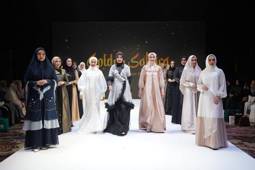 Sejumlah muse dalam gelaran fashion show koleksi Ranti terbaru di tahun 2023 bertajuk Golden Sahara (dok. Ranti)