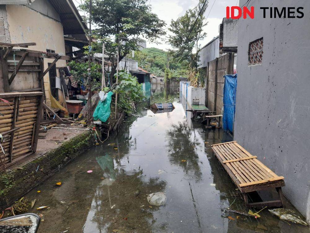 Jalan pemukiman warga yang selalu terendam banjir. (IDN Times/Imam Faishal)