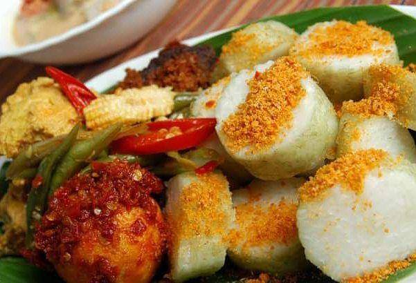 lontong campur, salah satu menu di Warung Malang Club (instagram.com/warungmalanghk)
