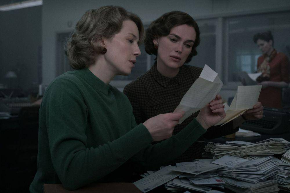 Carrie Coon dan Keira Knightley dalam film Boston Strangler (dok. 20th Century Studios/Boston Strangler)