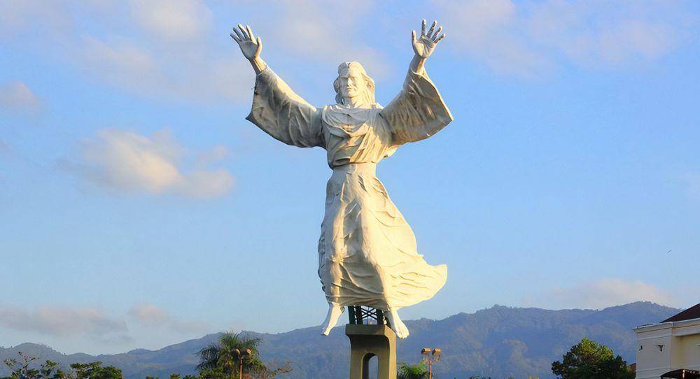 Patung Yesus Memberkati (indonesiakaya.com)