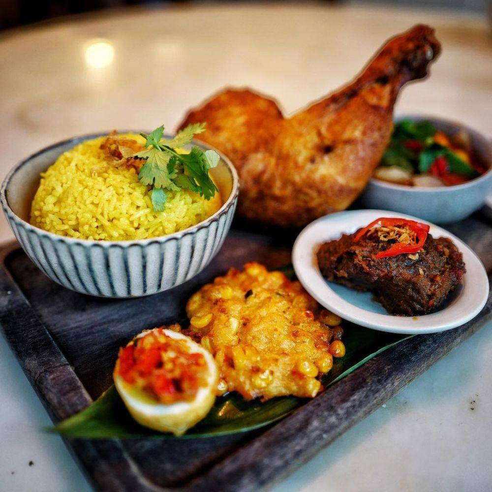 nasi kuning dan lauk pendamping, salah satu menu di Restoran Indonesia 1968 (instagram.com/ir1968)