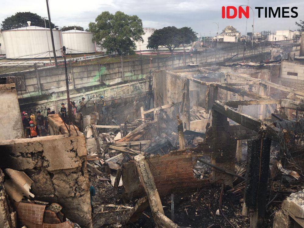 Suasana pemukiman warga di sebelah TKP kebakaran Depo Pertamina pada Sabtu (4/3/2022). (IDN Times/Irfan Fathurohman)
