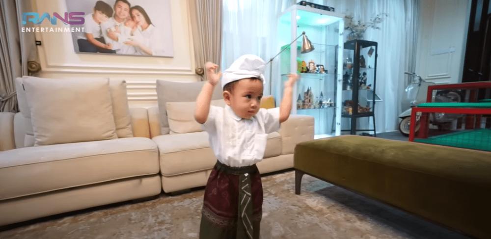 14 Potret Cipung Jadi Model Foto Pakai Pakaian Adat Bali, Lucu!