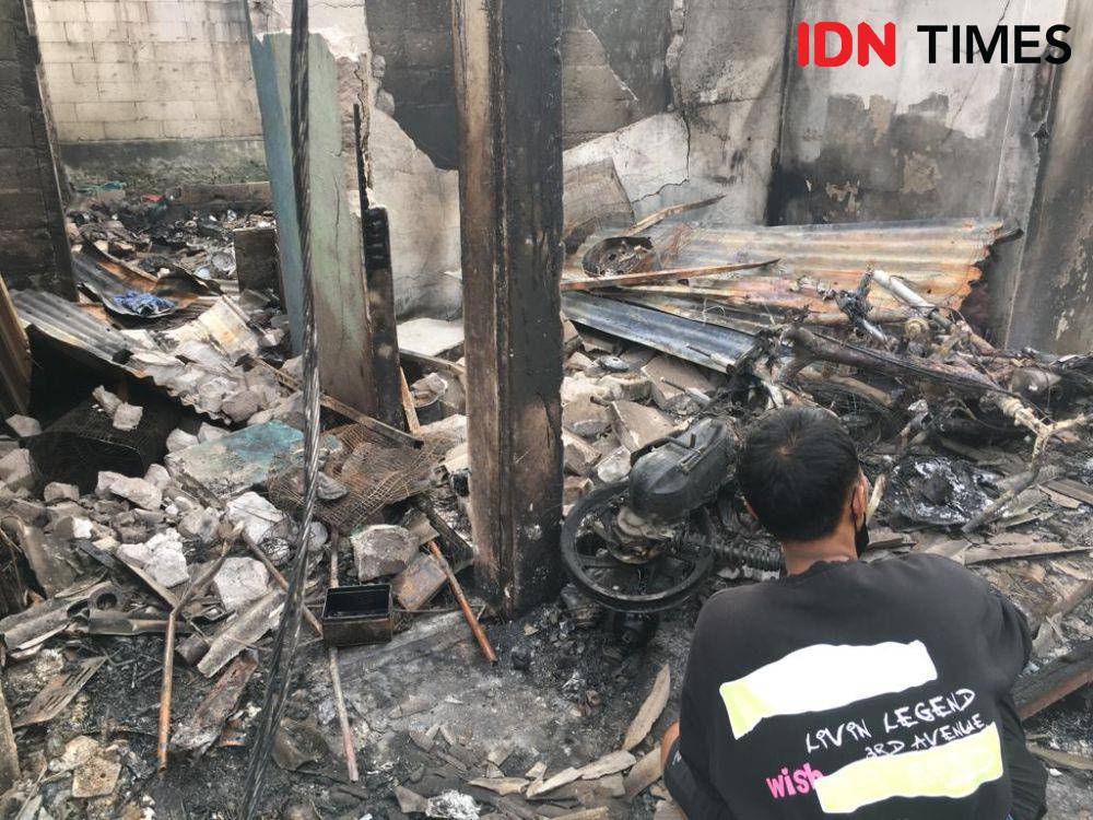 Suasana pemukiman warga di sebelah TKP kebakaran Depo Pertamina pada Sabtu (4/3/2022). (IDN Times/Irfan Fathurohman)