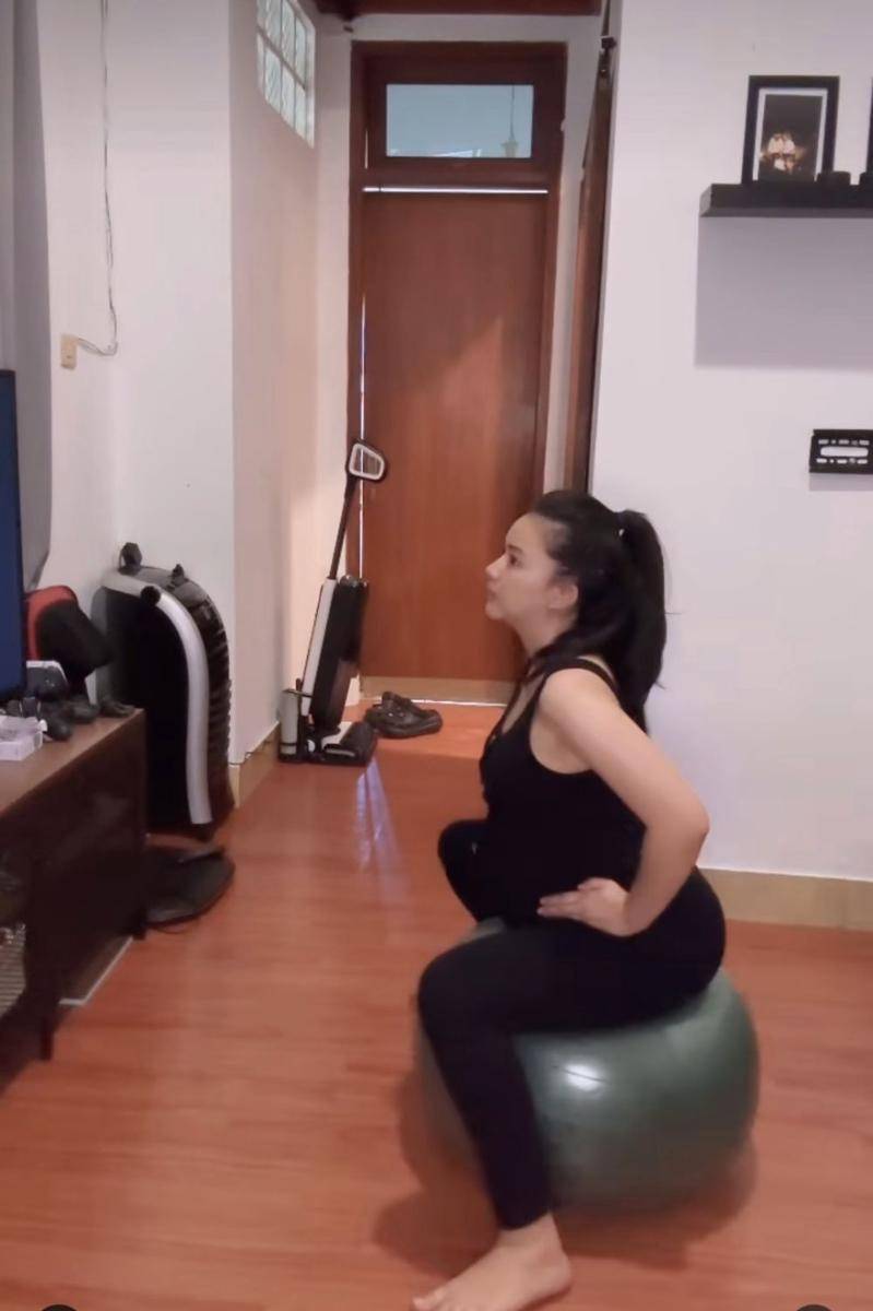 potret Adinda Azani dengan baby bump (instagram.com/dindazani)