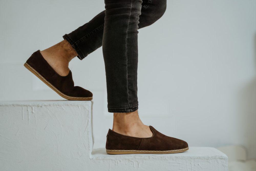 5 Jenis Sepatu Pria yang Cocok Dipadukan Celana Denim Straight, Simak!