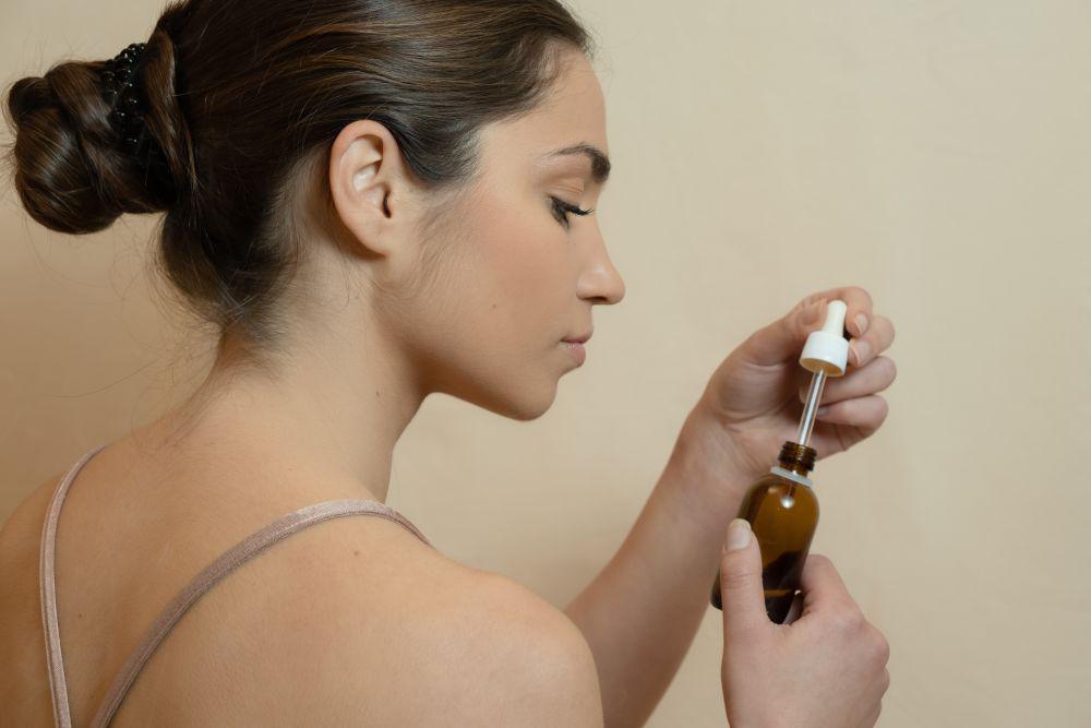 6 Rekomendasi Serum Berbahan Hyaluronic Acid, Aman Buat Kulit Sensitif