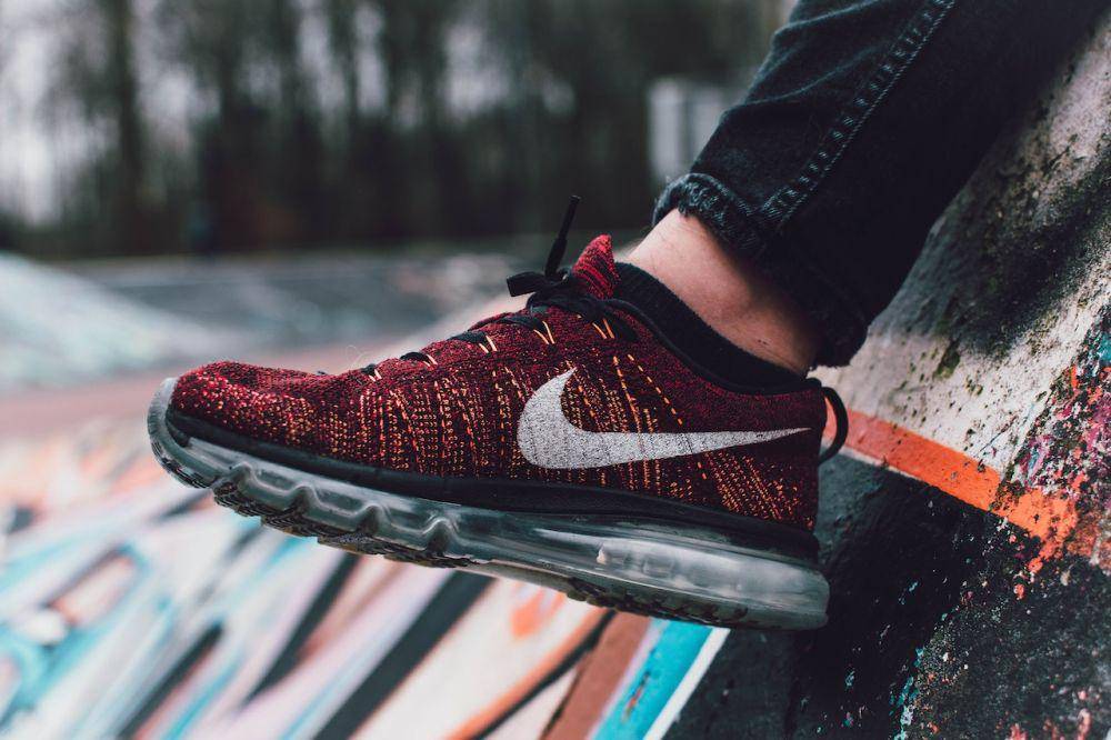 Sepatu sneakers (pexels.com/Shane Aldendorff)