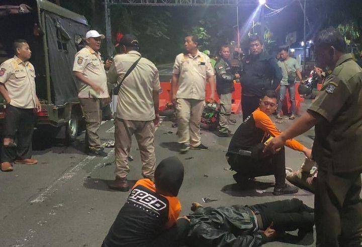 Petugas Satpol PP Surabaya saat terlibat laka lantas. (dok. Command Center Surabaya).