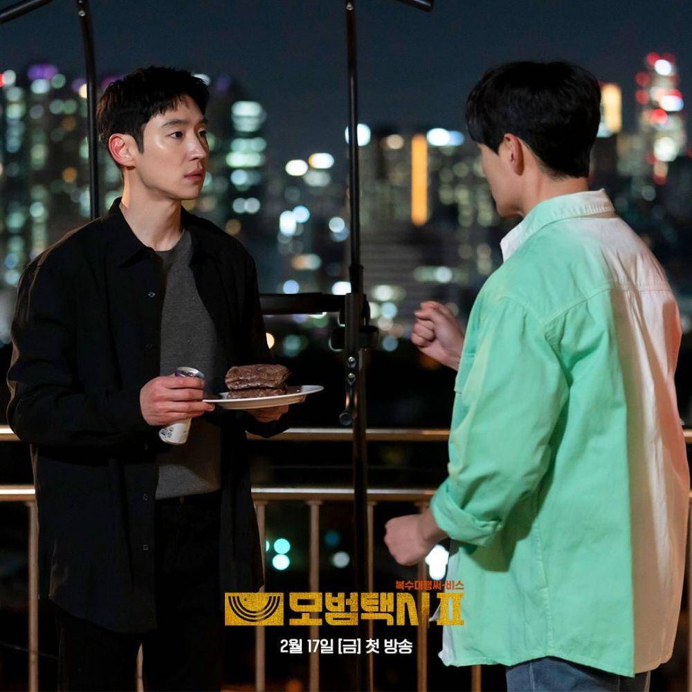 Kim Do Ki (Lee Je Hoon) dan On Ha Joon (Shin Jae Ha) di drakor Taxi Driver 2 (instagram.com/sbsdrama.official)