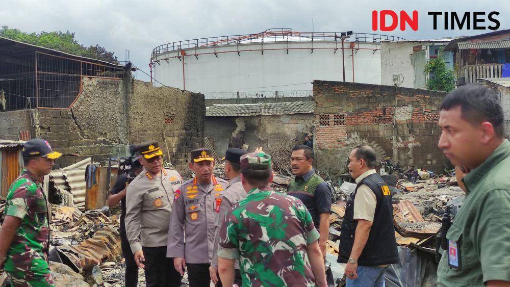 Kapolri Jenderal Listyo Sigit Prabowo datangi lokasi pemukiman terdampak kebakaran Depo Pertamina pada Sabtu (4/3/2023). (IDN Times/Yosafat Diva Bayu Wisesa)