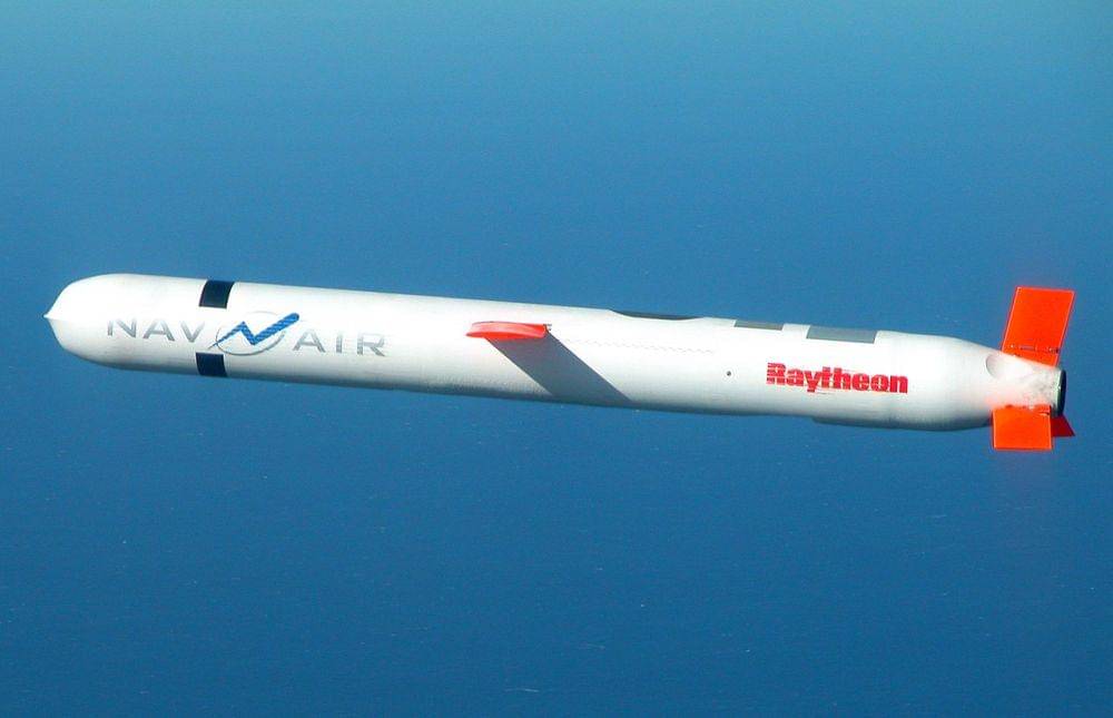 potret rudal jelajah Tomahawk Block IV saat uji terbang di tahun 2002 oleh Angkatan Laut AS (commons.wikimedia.org/U.S. Navy)