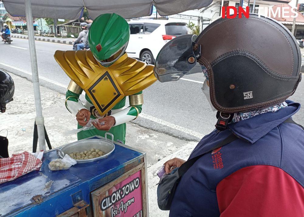Kisah Superhero, Power Ranger Hijau Jualan Cilok di Sleman