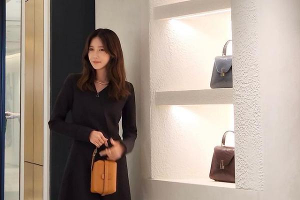 Lee Ji Ah (instagram.com/e.jiah)