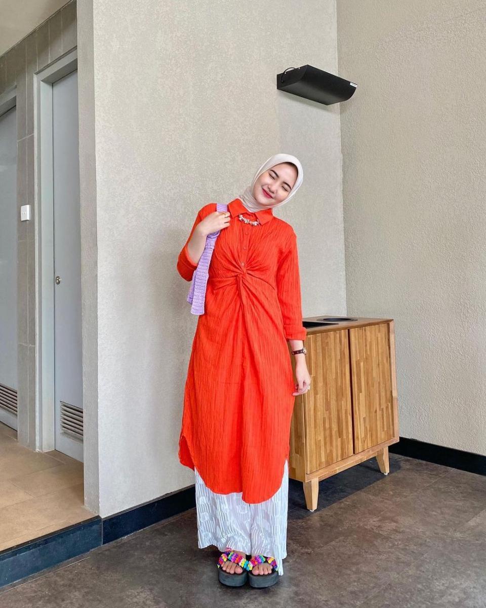 inspirasi padu padan skirt ala Intan Ghazella (instagram.com/intanghazll_)