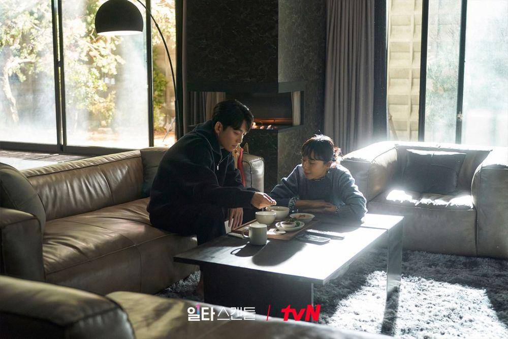 karakter Choi Chi Yeol (Jung Kyung Ho) dan Nam Haeng Soon (Jeon Do Yeon) (instagram.com/tvn_drama)