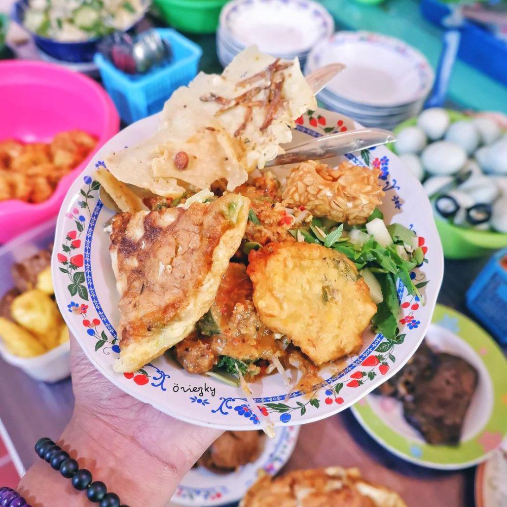 5 Tempat Makan Nasi Pecel di Surabaya, Lauknya Melimpah!