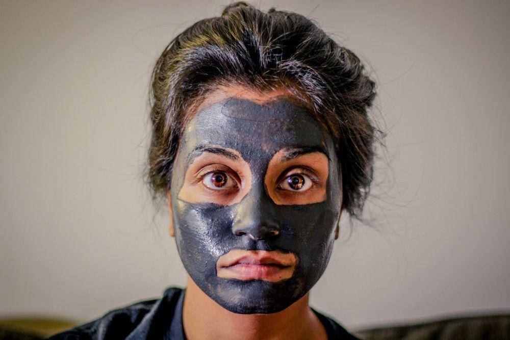 ilustrasi seseorang menggunakan peel-off mask (unsplash.com/Chris Knight)