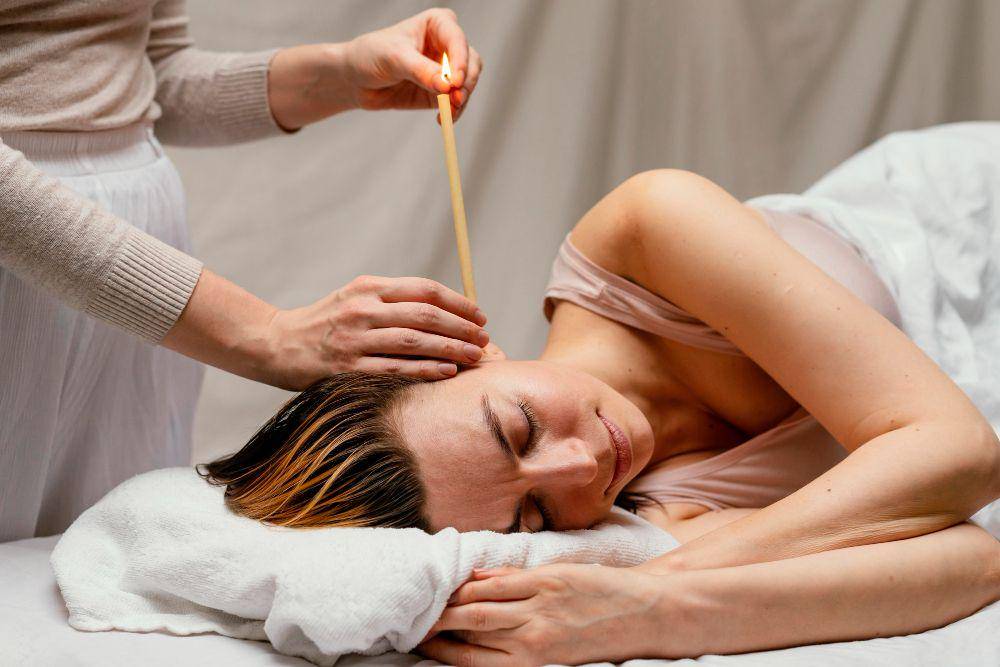 ilustrasi menggunakan ear candle (freepik.com/Freepik)