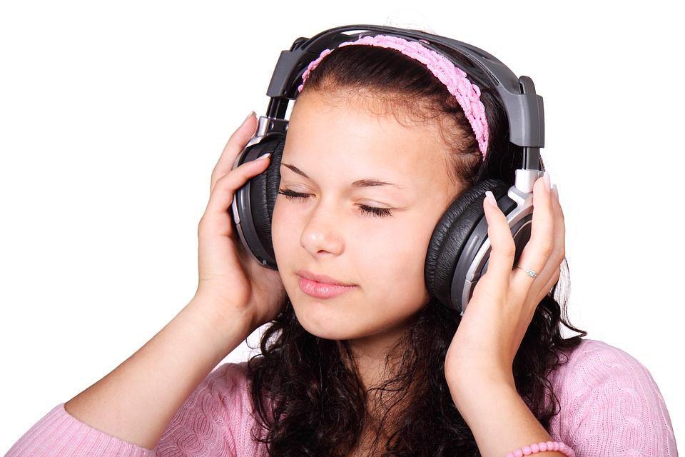 ilustrasi mendengarkan lagu (pixabay.com/PublicDomainPictures)