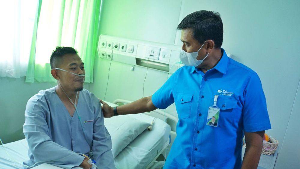 Direktur Utama BPJS Ketenagakerjaan Anggoro Eko Cahyo meninjau langsung seorang peserta yang tengah mendapatkan perawatan di Rumah Sakit Pertamina Jaya Jakarta. (Dok. BPJAMSOSTEK)