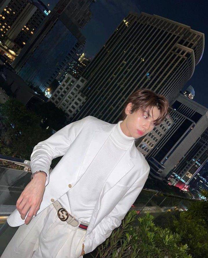 outfit dengan outer ala Dunk Natachai (instagram.com/dunknatachai)