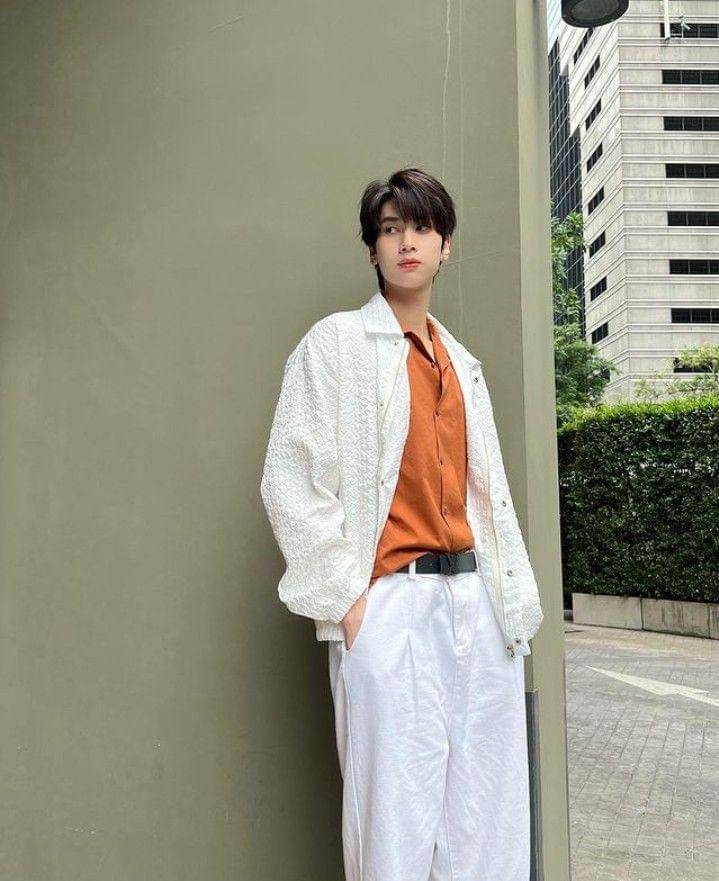 outfit dengan outer ala Dunk Natachai (instagram.com/dunknatachai)