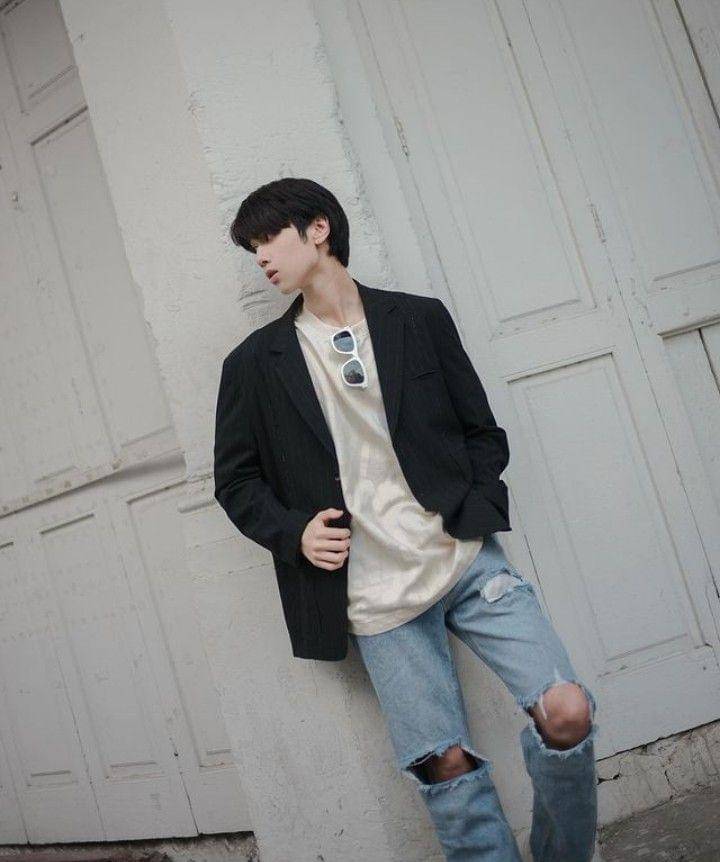 outfit dengan outer ala Dunk Natachai (instagram.com/dunknatachai)