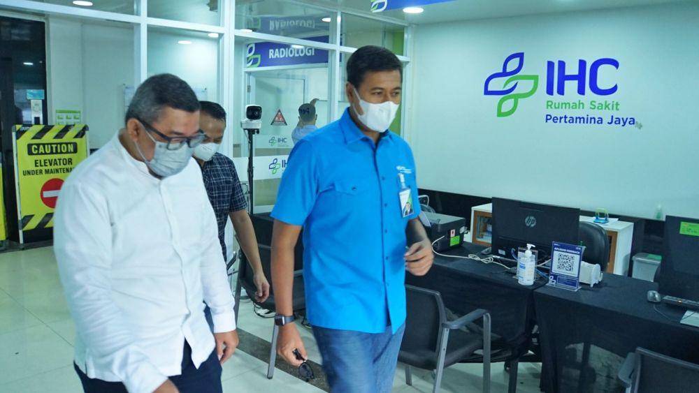 Direktur Utama BPJS Ketenagakerjaan Anggoro Eko Cahyo meninjau langsung seorang peserta yang tengah mendapatkan perawatan di Rumah Sakit Pertamina Jaya Jakarta. (Dok. BPJAMSOSTEK)