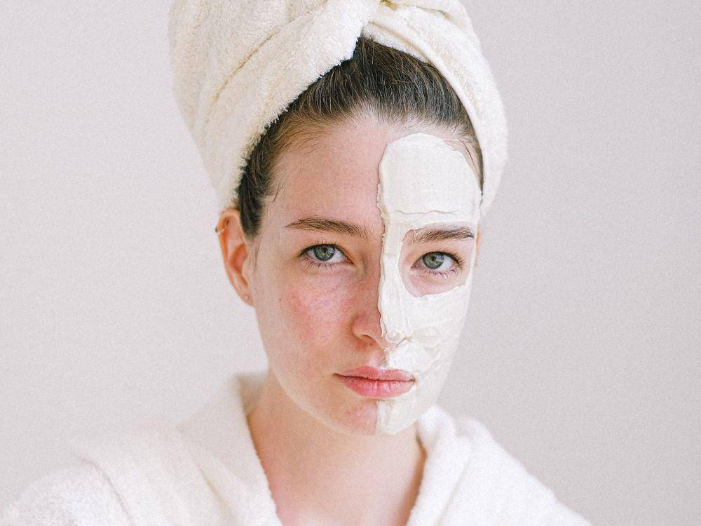 ilustrasi seseorang menggunakan masker (pexels.com/Anna Shvets)