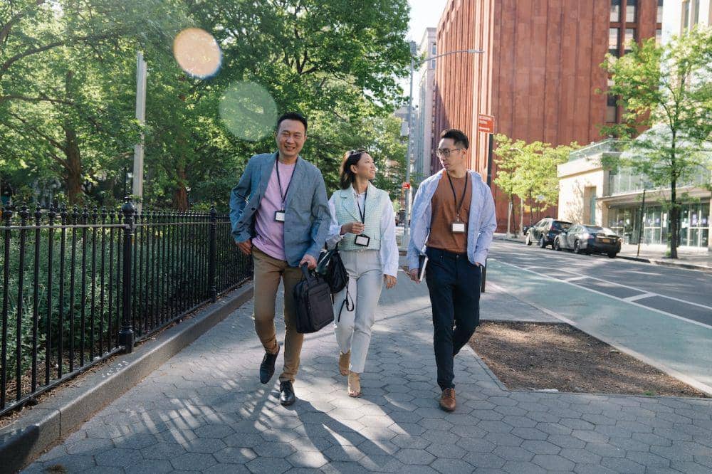 Pekerja sedang berjalan kaki ke kantor.