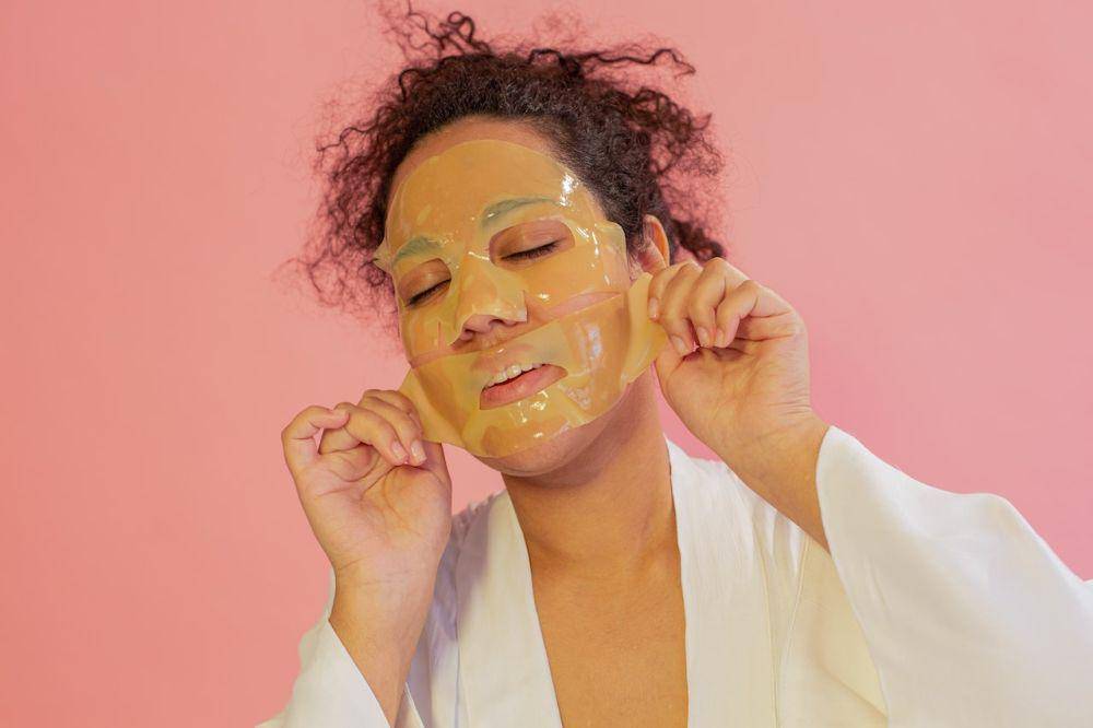 ilustrasi seseorang menggunakan hydrogel mask (pexel.com/Monstera)