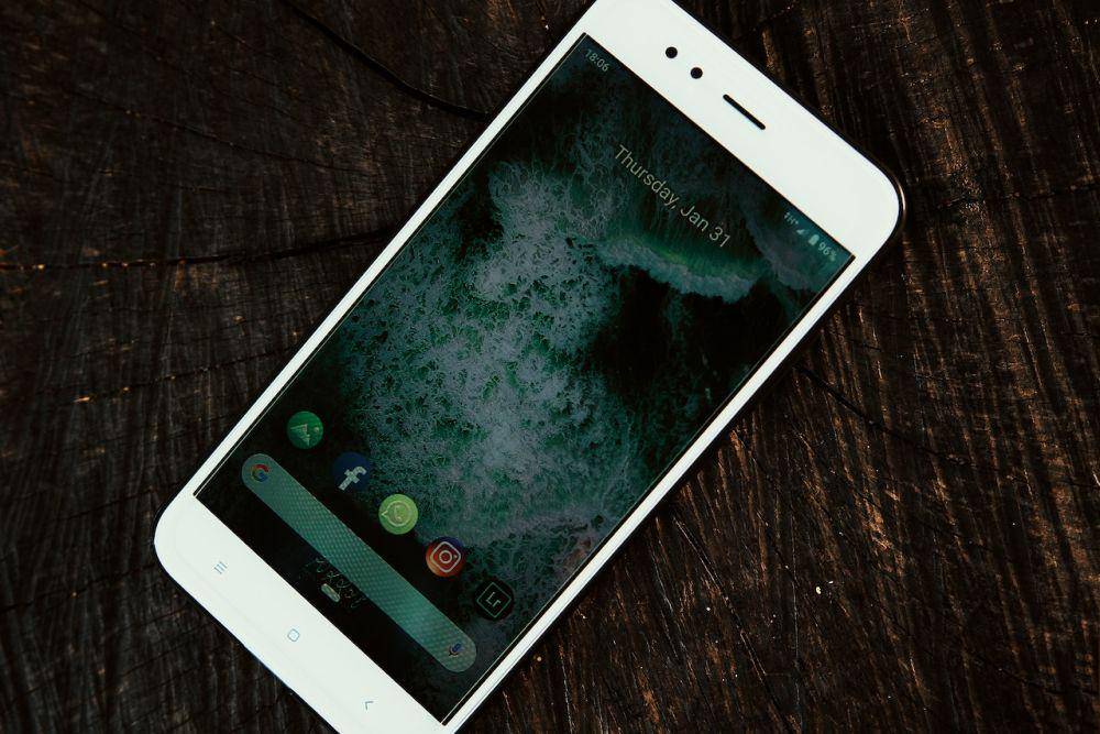 Ilustrasi smartphone berwarna putih (pexels.com/Pok Rie)
