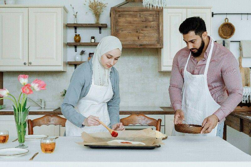 ilustrasi suami istri muslim sedang memasak (pexels.com/Thirdman)