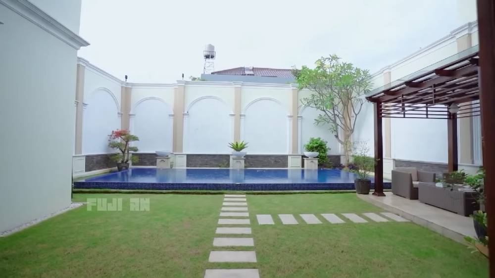 potret home tour rumah baru Fuji (dok.YouTube/Property Bro)