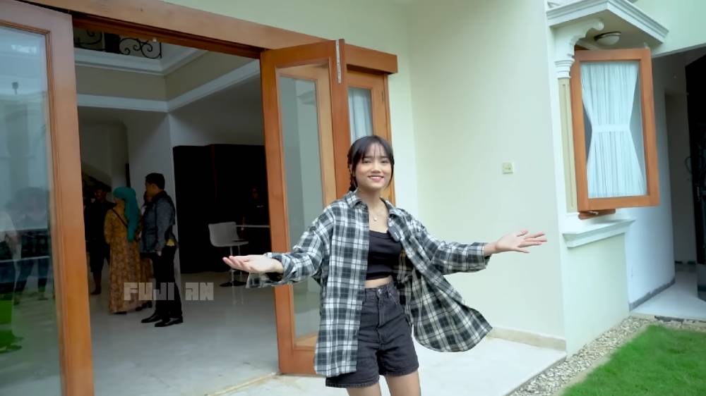 potret home tour rumah baru Fuji (dok.YouTube/Fuji an)