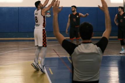 ilustrasi wasit bola basket dengan kaos abu-abu (Pexels.com/Said)
