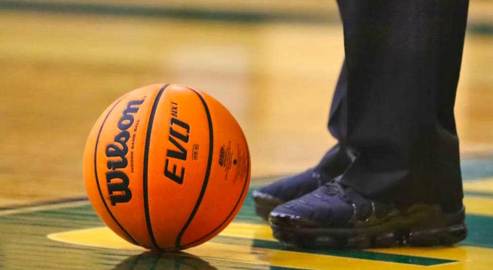 ilustrasi wasit bola basket dengan sepatu basket (Unsplash.com/Gene Gallin)