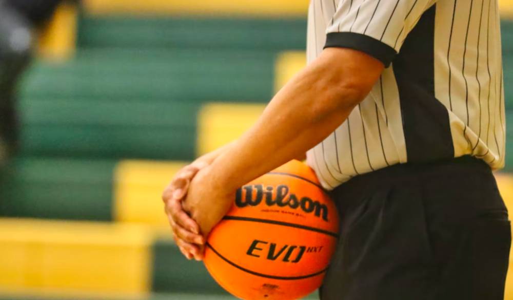 ilustrasi wasit bola basket dengan celana hitam (Unsplash.com/Gene Gallin)