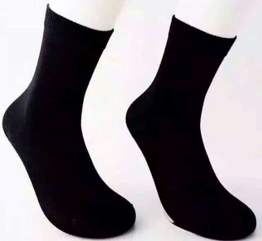 ilustrasi kaos kaki hitam (lazada.co.id)