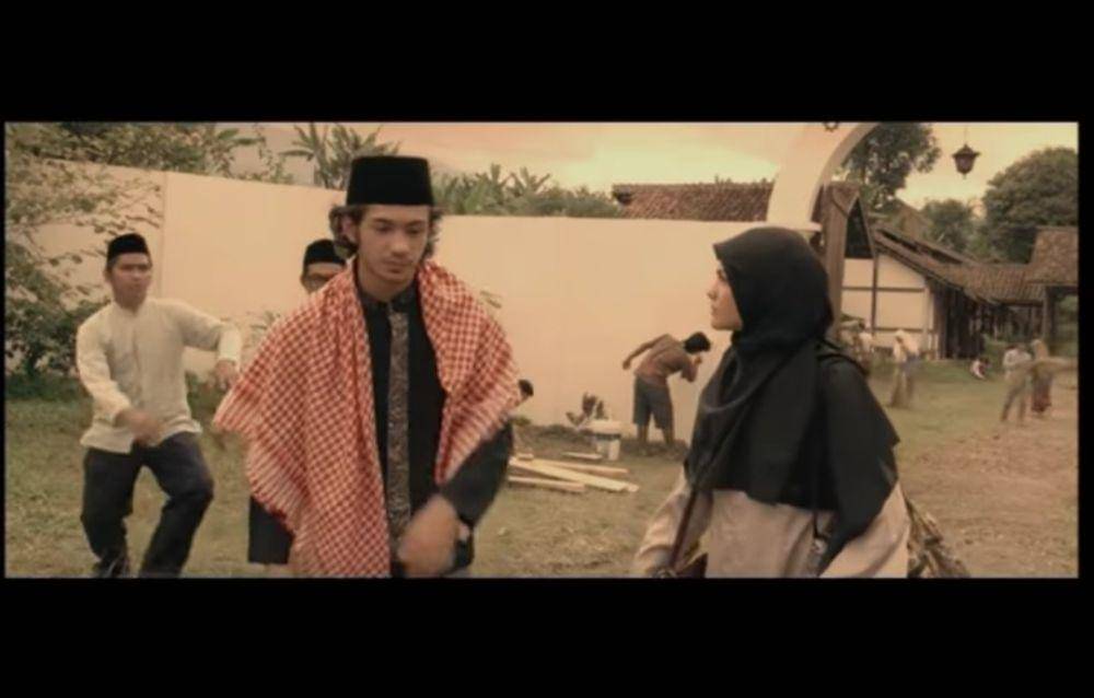 Reza Rahadian di film Perempuan Berkalung Sorban (doc. Dapur Film/Perempuan Berkalung Sorban)