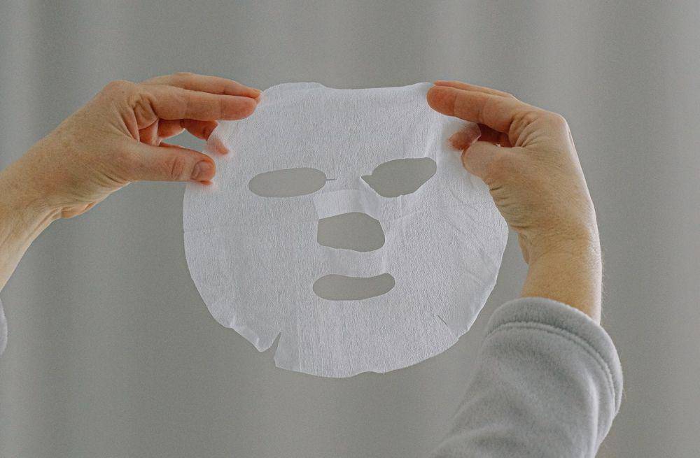 ilustrasi sheet mask (unsplash.com/Anna Shvets)