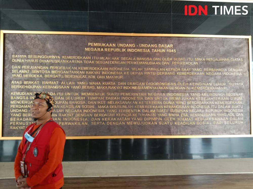 Guide Museum Balai Kirti di depan tulisan Pembukaan UUD 45 (IDN Times/Febriyanti Revitasari)