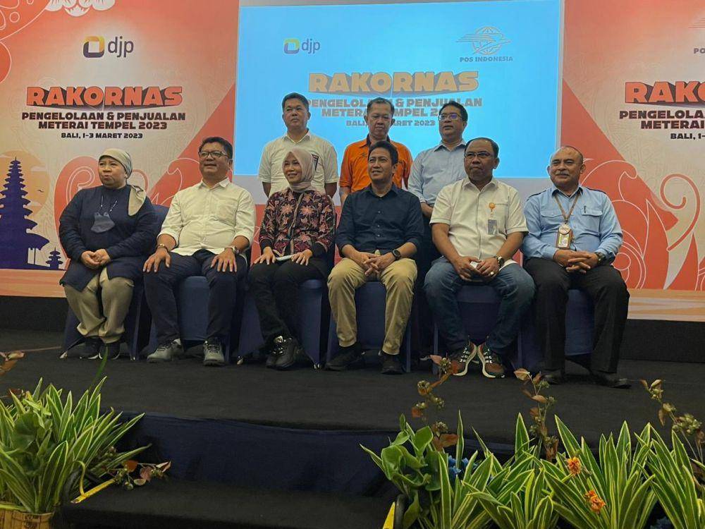 Foto bersama peserta Rakornas Pengelolaan dan Penjualan Meterai Tempel Tahun 2023 di Kuta, Bali, pada 1-3 Maret 2023. (Dok. PT Pos Indonesia)